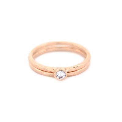 Bague Carina Martelée. Petite Pierre Ronde [Plaqué Or Rose 18ct]