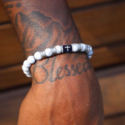 Bracelet Howlite Prénoms avec Croix Noire pour Homme