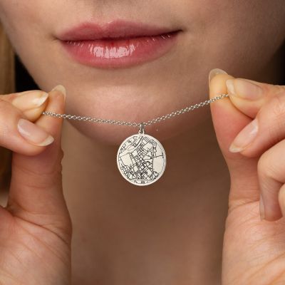 Wertvoller Ort Gravierte Karte Halskette [Sterlingsilber]
