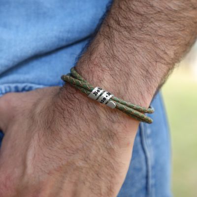 Olivgrünes Herrenarmband mit graviertem Wickelring aus Silber