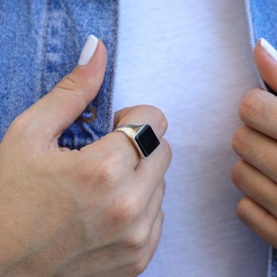 Ring mit Namen und schwarzem Onyx [Sterlingsilber]
