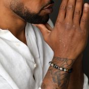 Schwarzes Kreuz Armband aus grünem Tigerauge mit Gravur - für Herren