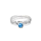 Anillo Carina con Efecto Martillado Piedra de Nacimiento Grande y Redonda [Plata de Ley]