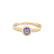Anillo Carina con Efecto Martillado Piedra de Nacimiento Grande y Redonda [Bañado en Oro de 18K]