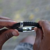 Schwarzes Herren Lederarmband mit Nano-Bibel — Sterlingsilber