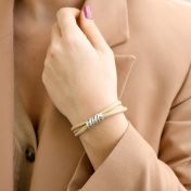 Pulsera de Mujer Nombre Familiar - Plata bañada en oro [Gamuza Crema]