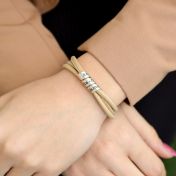 Pulsera de Mujer Nombre Familiar - Plata bañada en oro [Gamuza Crema]