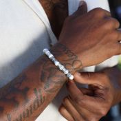 Kreuz-Herrenarmband aus Howlith mit Gravur
