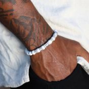 Kreuz-Herrenarmband aus Howlith mit Gravur