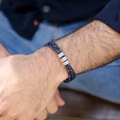 Herrenarmband mit gravierten Silberringen in der Farbe Dunkelblaue Jeans