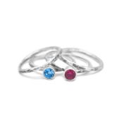 Anillo Carina con Efecto Martillado Piedra de Nacimiento Grande y Redonda [Plata de Ley]