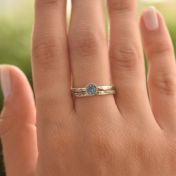 Anillo Carina con Efecto Martillado Piedra de Nacimiento Grande y Redonda [Plata de Ley]