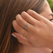 Anillo Carina con Efecto Martillado Piedra de Nacimiento Grande y Redonda [Plata de Ley]