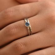 Anillo Carina con Efecto Martillado Piedra de Nacimiento Grande y Redonda [Plata de Ley]