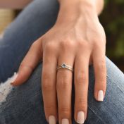 Anillo Carina con Efecto Martillado Piedra de Nacimiento Grande y Redonda [Plata de Ley]