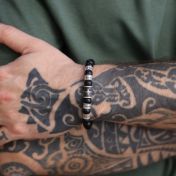 Schwarzes Kreuz Herrenarmband aus Onyx mit Gravur