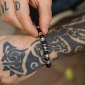 Schwarzes Kreuz Herrenarmband aus Onyx mit Gravur