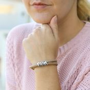 Pulsera Nombre Familiar - Gamuza canela [Bañada en oro de 18K]