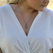 Collar de Barra Talisa Cielo con Efecto Martillo [Bañado en Oro Rosa de 18K]
