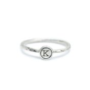 Anello Ispirazione con Iniziale Martellato [Argento 925]