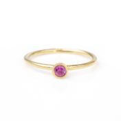 Anillo Carina con Piedra de Nacimiento pequeña y redonda [Oro Vermeil de 18K]