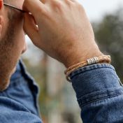 Beiges Herrenarmband mit gravierten Ringen aus Sterlingsilber