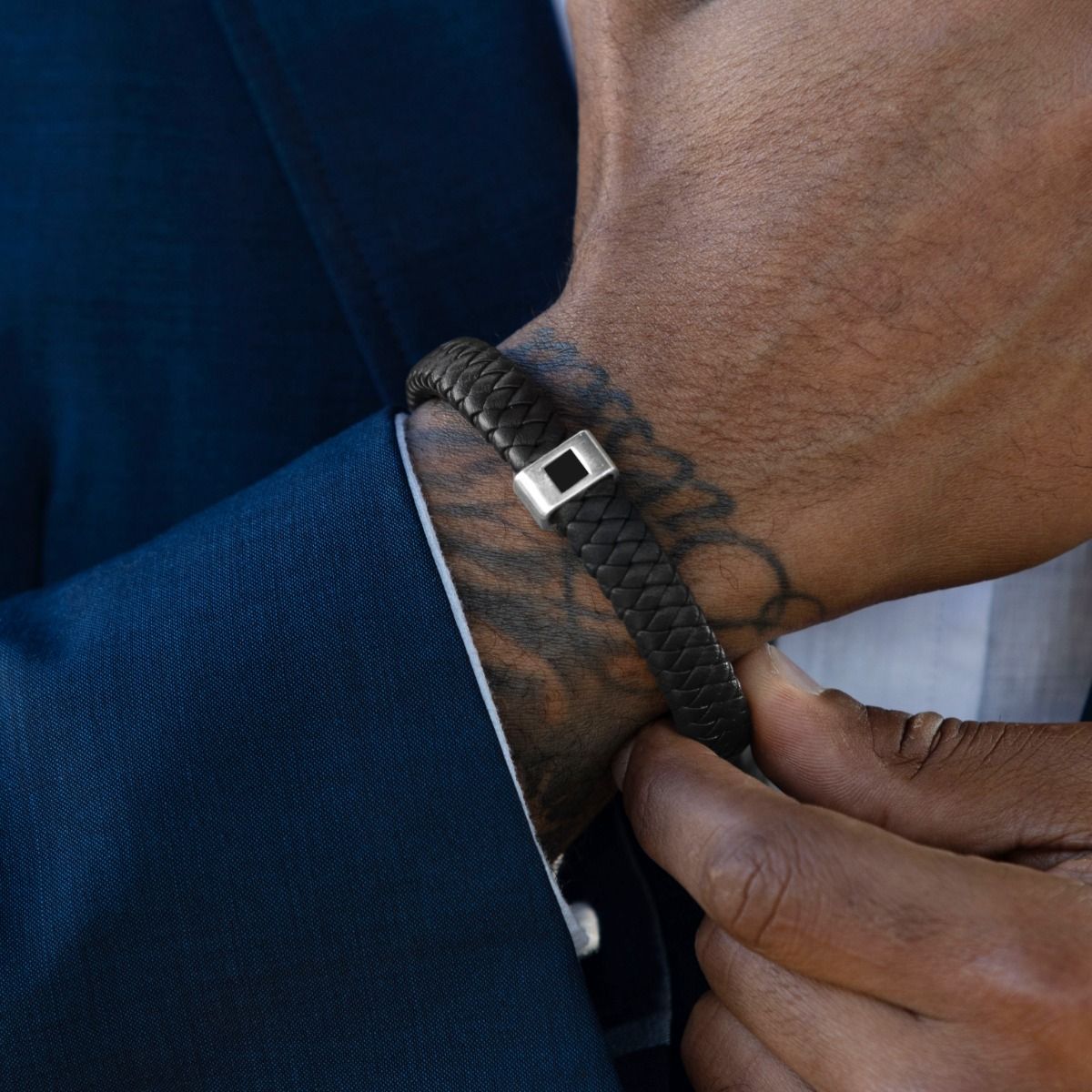 Schwarzes Herren Lederarmband mit Nano-Bibel — Sterlingsilber