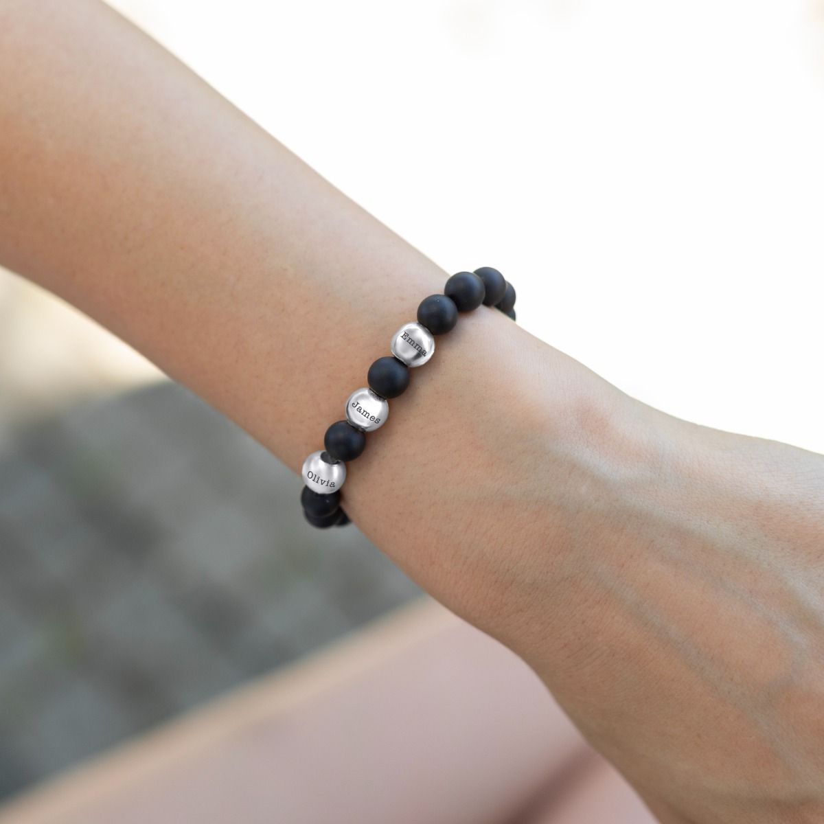 Damenarmband aus schwarzem Onyx – gravierte Kugeln [Sterlingsilber]