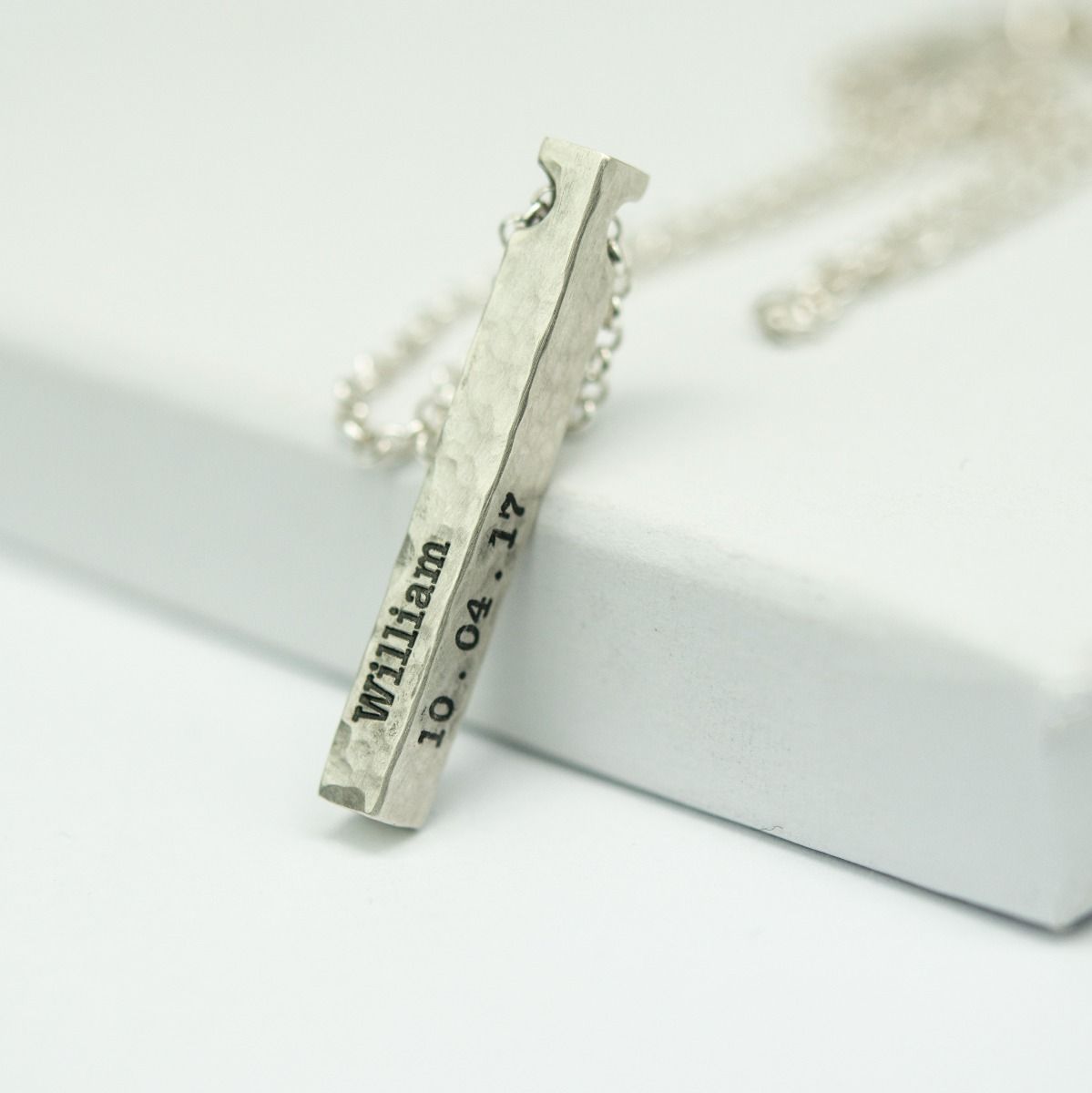 Collar de Barra Talisa Cielo con Efecto Martillo [Plata de Ley]