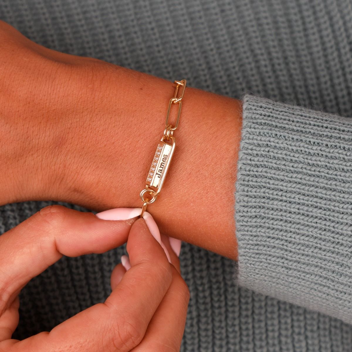 Pulsera de Cadena de Eslabones con Barra Hexagonal Grabada - Piedras de Moissanita [Bañada en Oro de 18K]