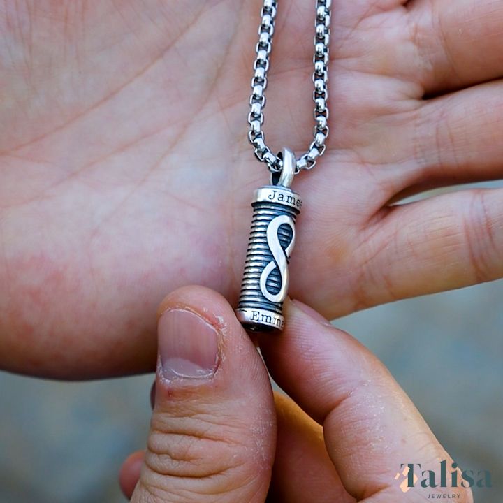 Collier pierre de l'infini, cadeau d'un homme italien à sa femme avec