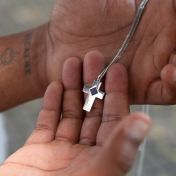 Kreuzkette mit Nano-Bibel für Herren – Sterlingsilber