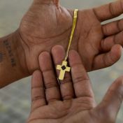 Kreuzkette mit Nano-Bibel für Herren – 750er vergoldet