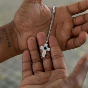 Kreuzkette mit Nano-Bibel für Herren – Sterlingsilber