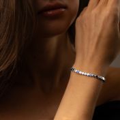 Mia Tennisarmband mit Hexagon-Initialen und Edelsteinen [Sterlingsilber]