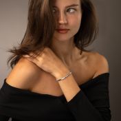 Mia Tennisarmband mit Hexagon-Initialen und Edelsteinen [Sterlingsilber]