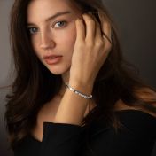 Mia Tennisarmband mit Hexagon-Initialen und Edelsteinen [Sterlingsilber]