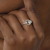 Karma Cirkel Initiaal Ring met een Diamant [Sterling Zilver]