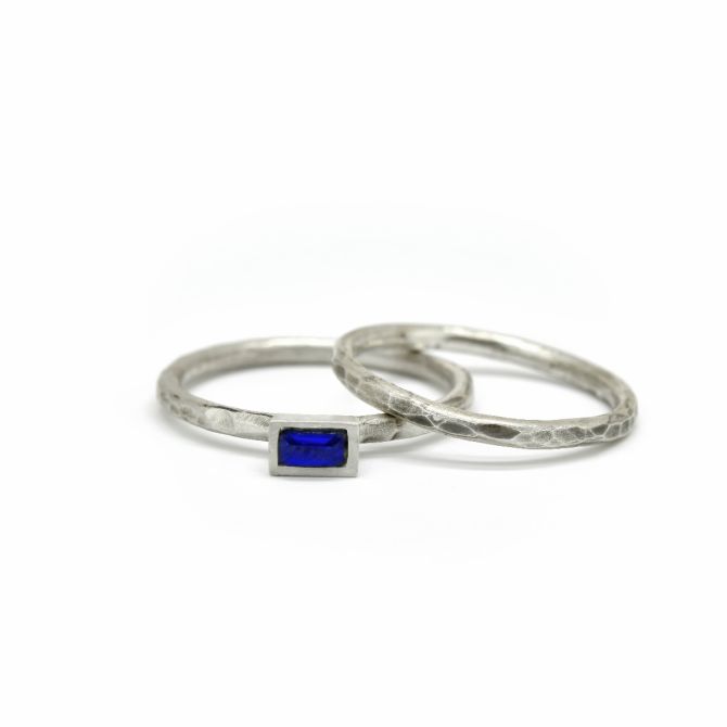 Carina Ring. Baguette Horizontal - Gehämmert [Sterlingsilber]