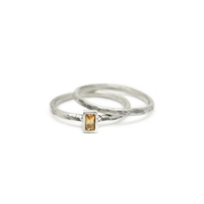 Gehamerde Carina Ring. Baguette Verticaal [Sterling Zilver]