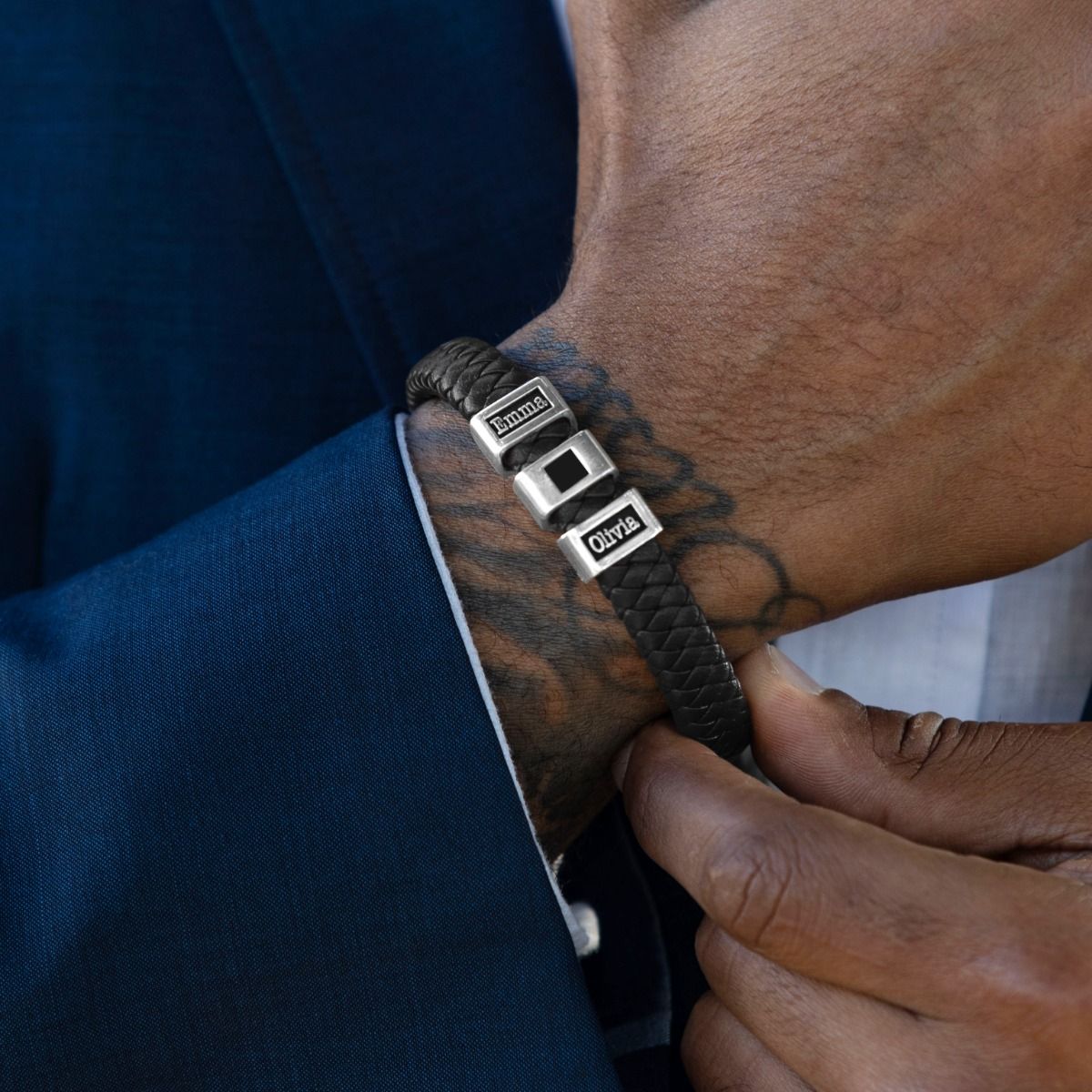 Schwarzes Herren-Lederarmband mit Nano-Bibel und Gravur - Sterlingsilber