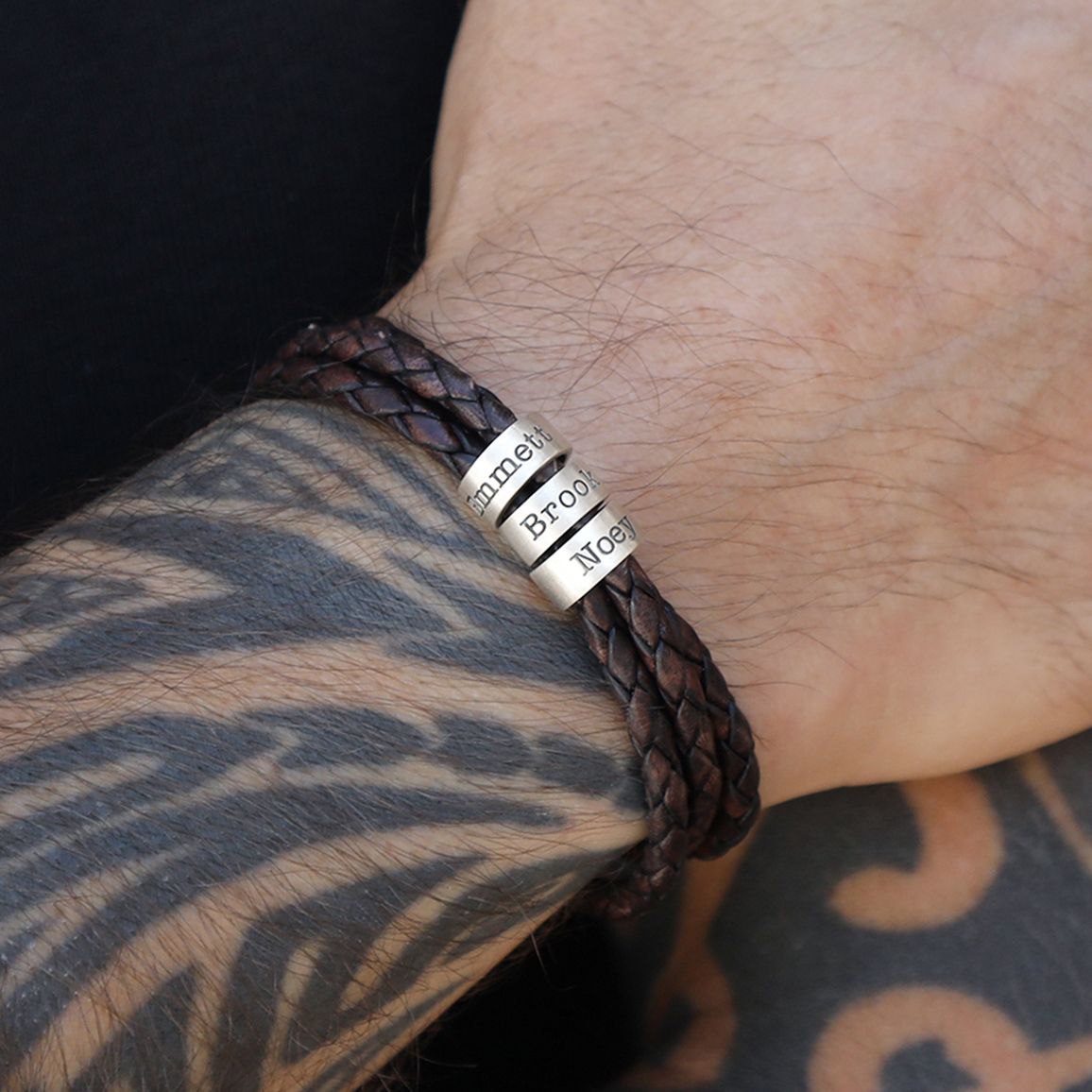 Men Brown Bracelet with Engraved Spheres in Silver
