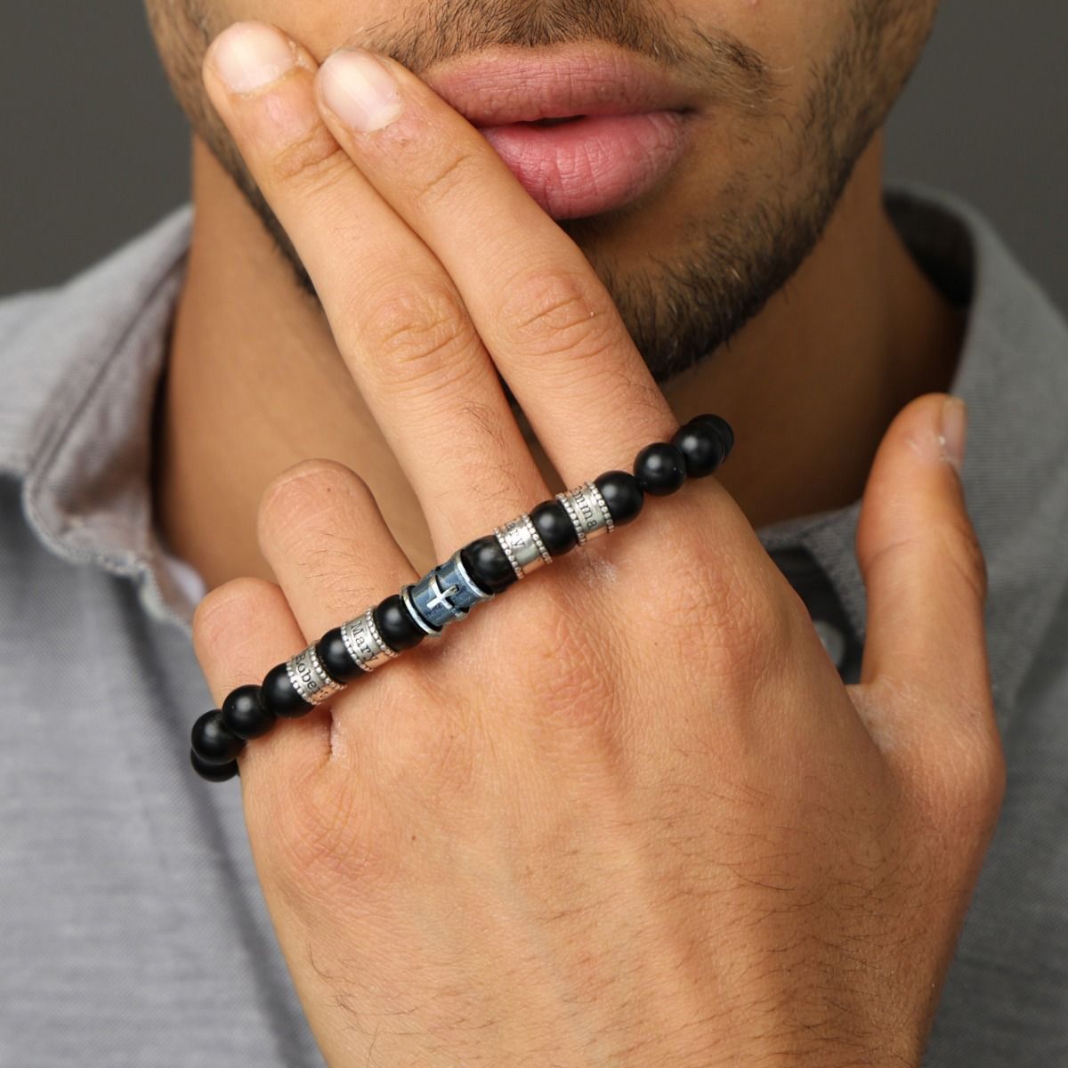 Schwarzes Kreuz Herrenarmband aus Onyx mit Gravur