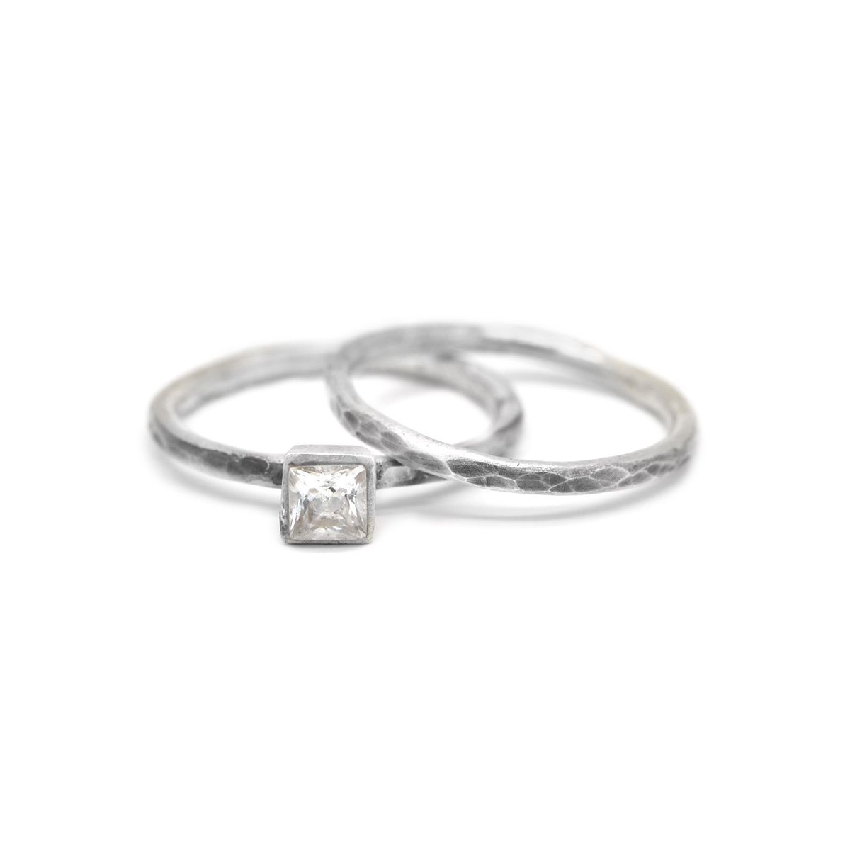Bague Carina Martelée. Pierre Carrée [Argent 925]