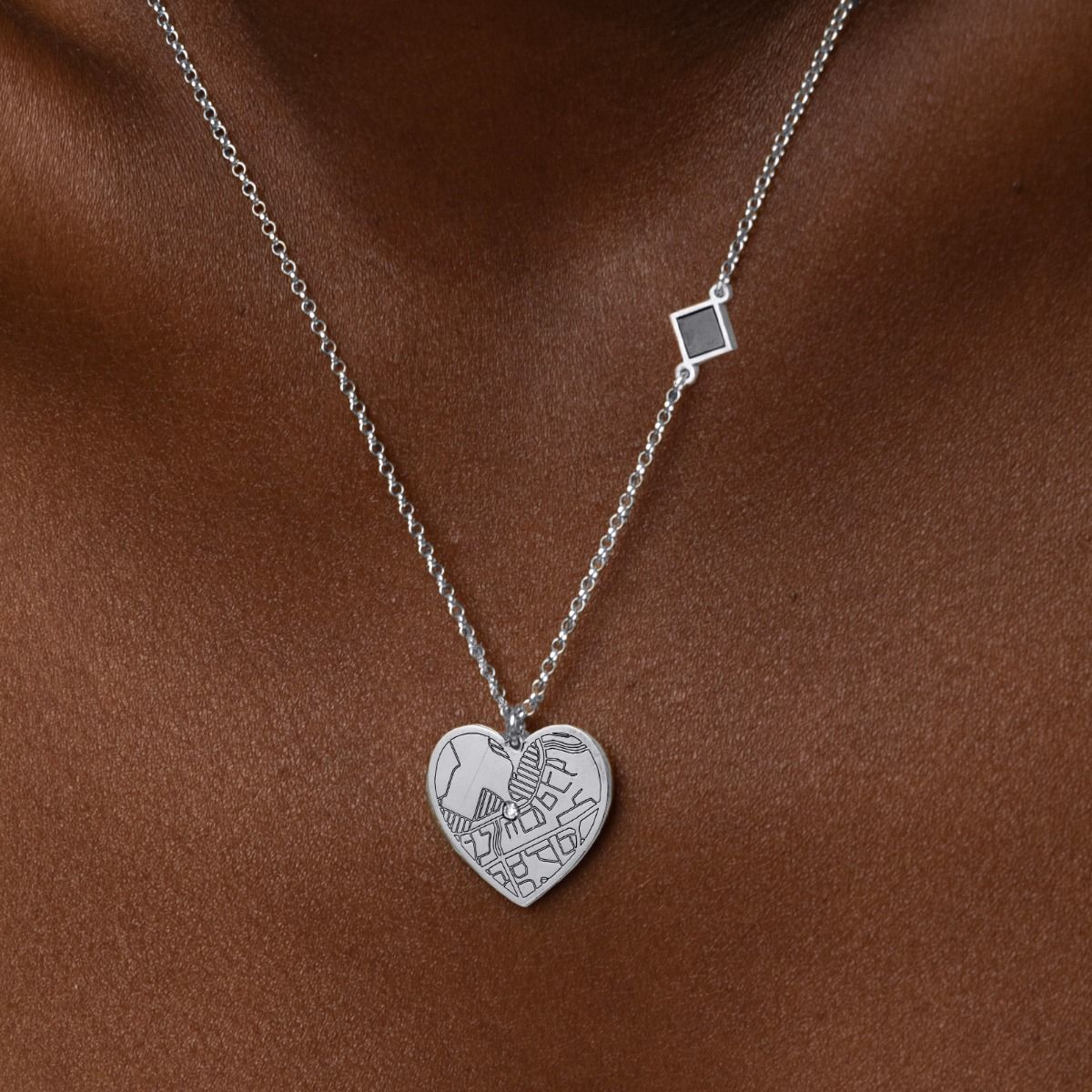 Herzensbindungen Gravierte Kartenkette mit Nano Bibel [Sterlingsilber]