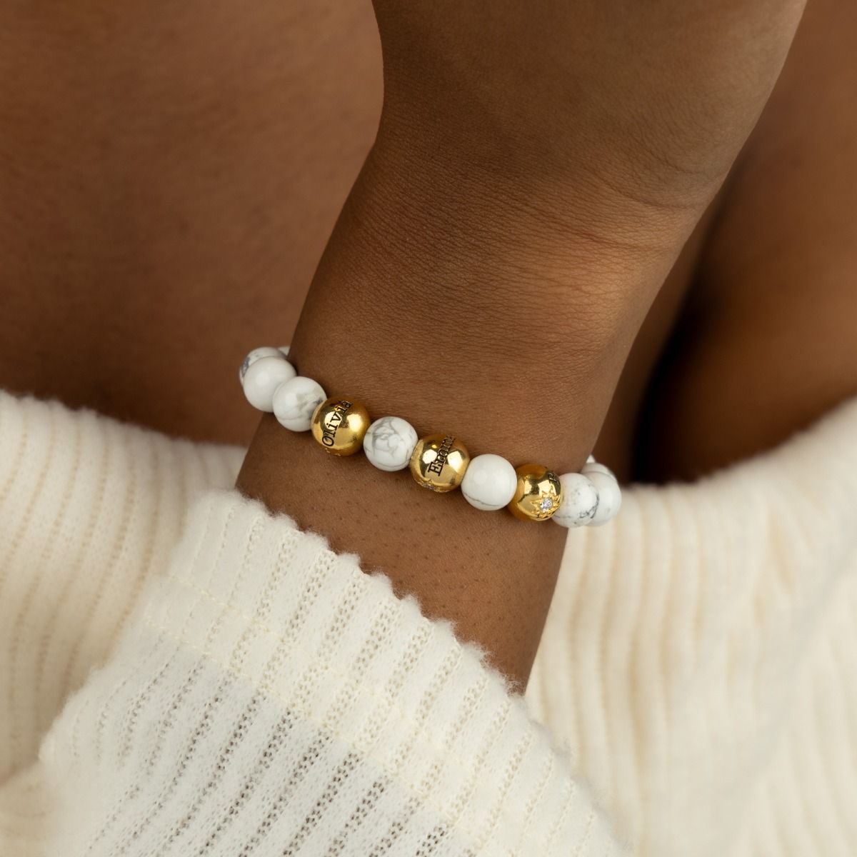 Howlite Namensarmband für Damen mit Diamanten-Kugeln [750er Gold Vermeil]