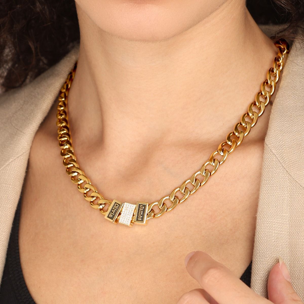 Kubanische Panzekette mit Pavé Charms und Namen [750er vergoldet]