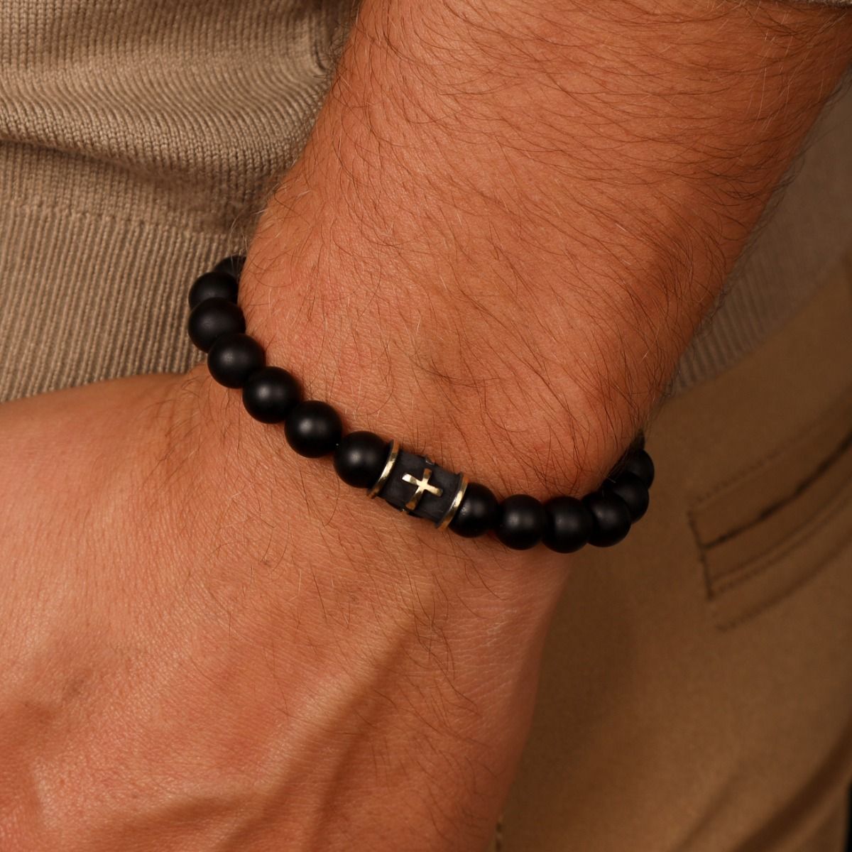 Zwart Kruis Mannen Armband Met Zwarte Onyx Stenen - Vintage Geel