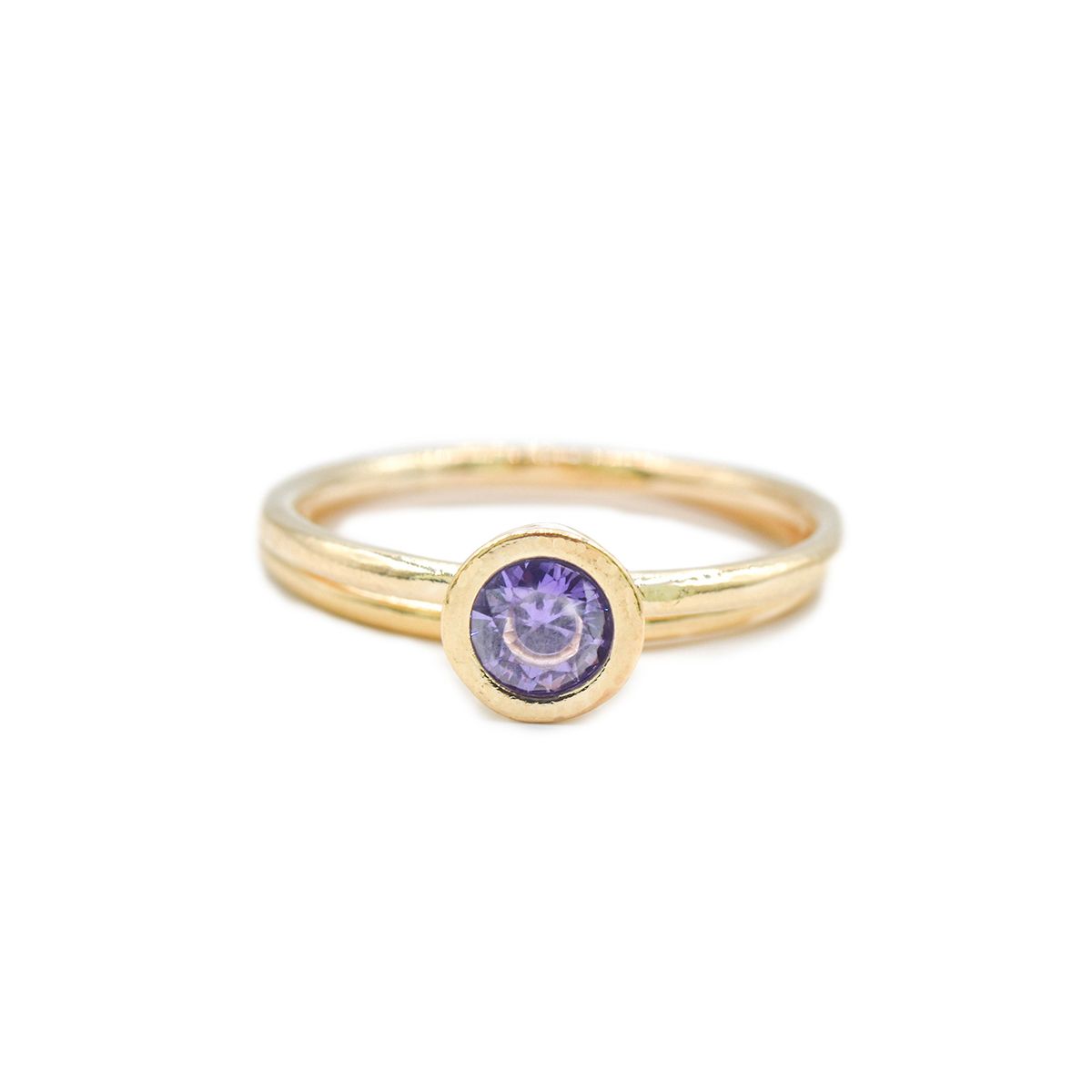 Anillo Carina con Efecto Martillado Piedra de Nacimiento Grande y Redonda [Bañado en Oro de 18K]
