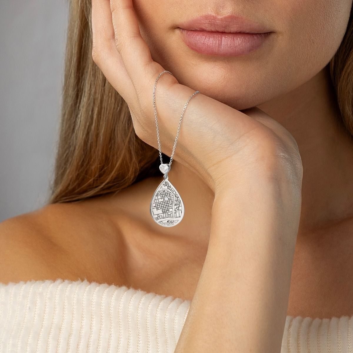 Beliebter Ort Gravierte Kartenkette mit einem Herz-Diamanten [Sterlingsilber]